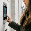 Akuvox - R29C Multi-Tenant-IP-Video-Türsprechanlage mit 4G LTE, Gesichtserkennung, QR-Code, BLE, 7"-Touchscreen.
